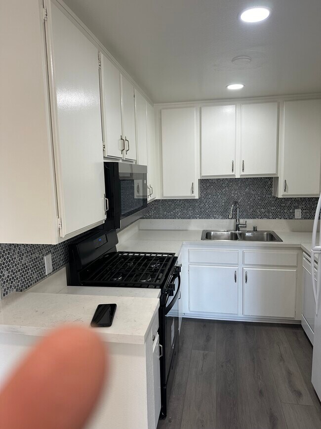 2 BED / 2 BATH - Ben Apartments