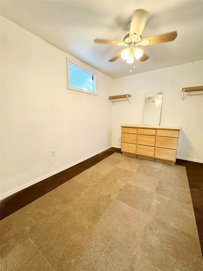 Building Photo - 728 W 21st St