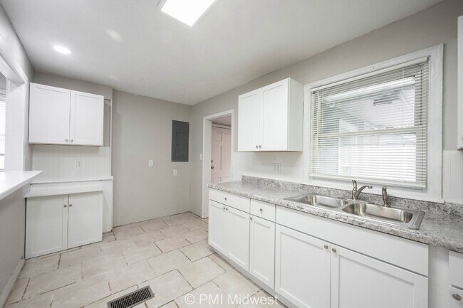 Building Photo - 4923 Barlow Dr