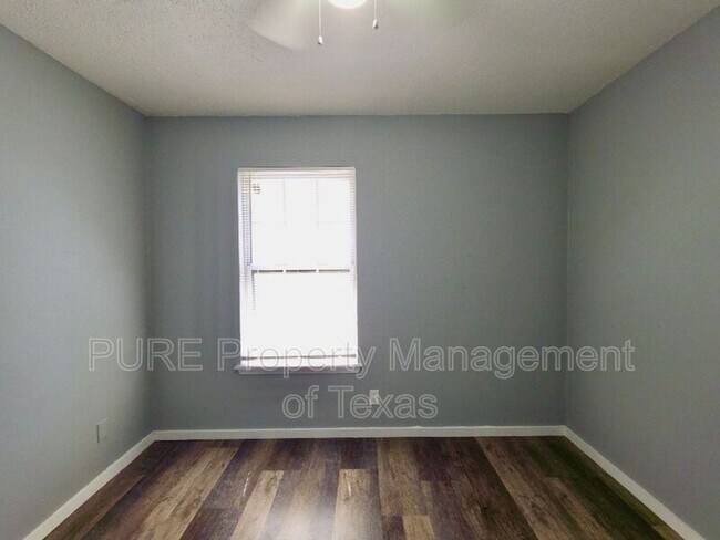 Building Photo - 5808 Wellington Dr