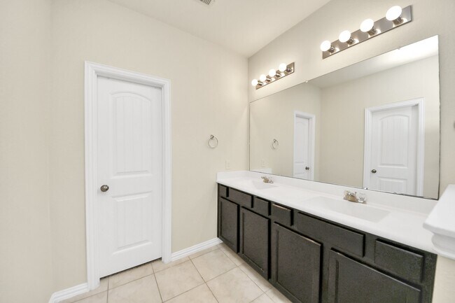 Building Photo - 1437 Northwood Springs Dr