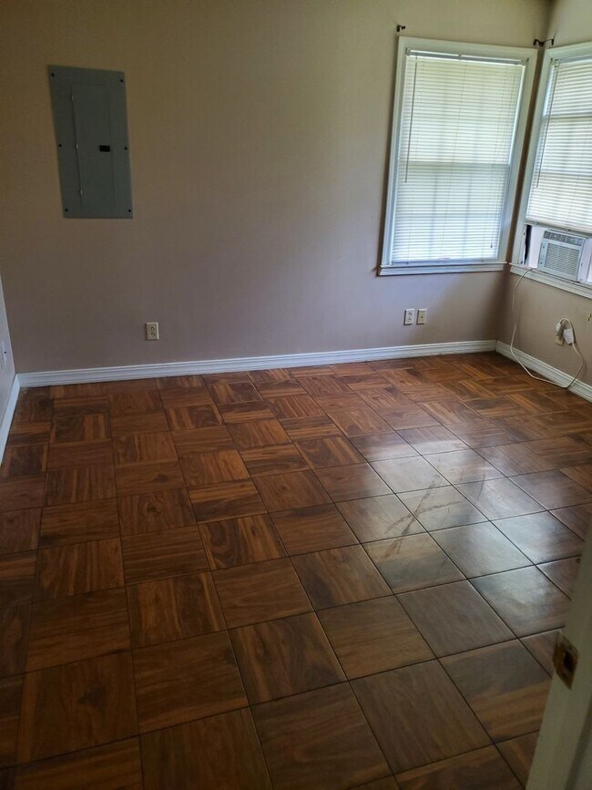 Building Photo - E 4th St Duplex