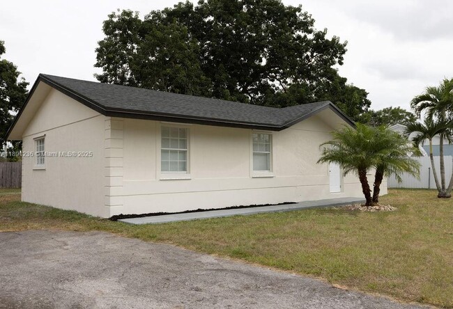 Building Photo - 355 SW 17th Ave