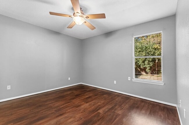 Building Photo - S Erika Ave Duplex
