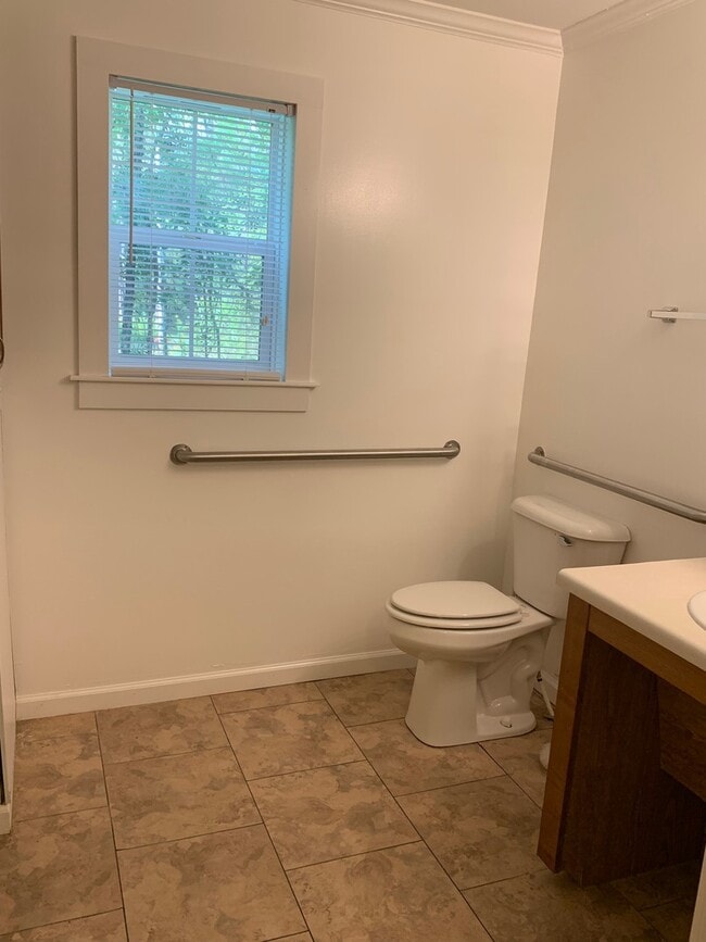 Building Photo - GAUTIER, MISSISSIPPI - Charming 2 bedroom 1 bath cottage.