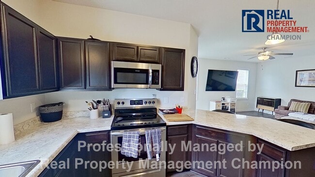 Building Photo - Fabulous Townhome with Open Floorplan