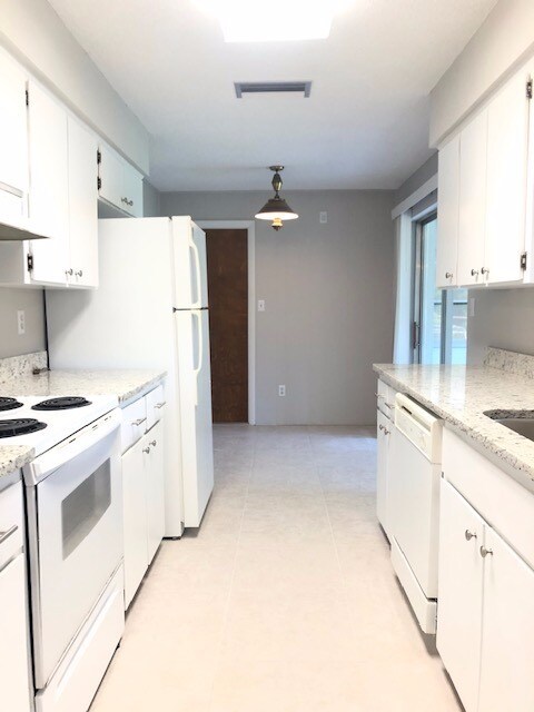 Building Photo - Adorable & Updated in DeBary!