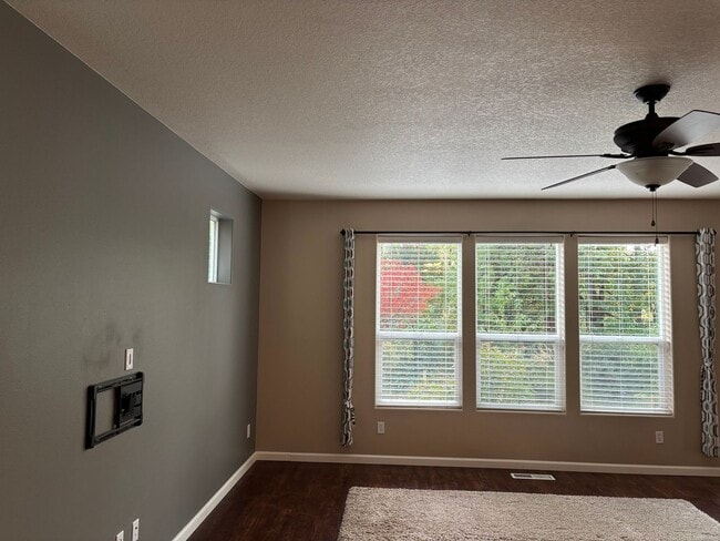 Building Photo - Beautiful 2 Story home in the Desirable Oa...