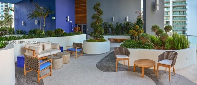 Building Photo - 1300 Brickell Bay Dr