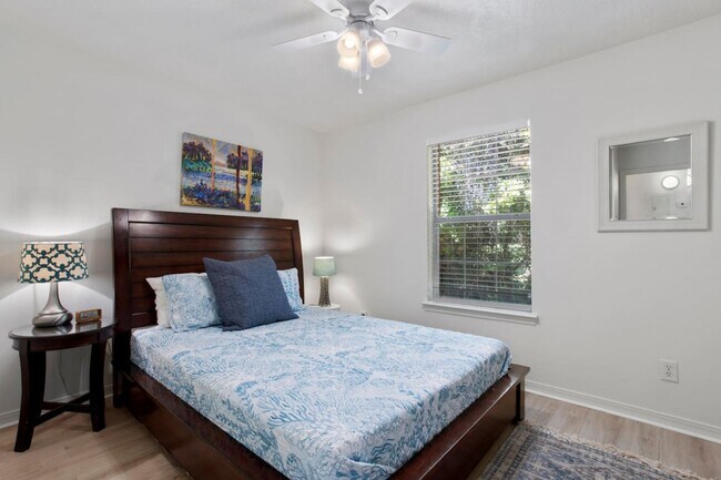 Building Photo - Furnished Duplex