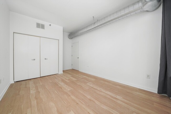 Building Photo - 909 W Washington Blvd