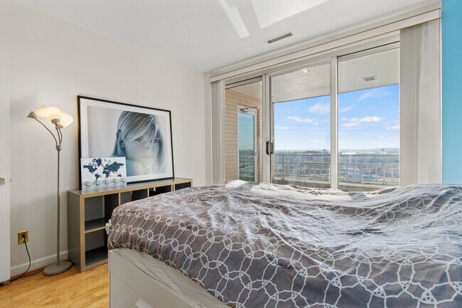 Building Photo - 100 Harborview Dr