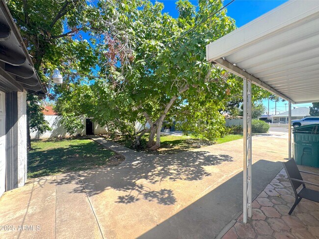 Building Photo - 6 N Fraser Dr E