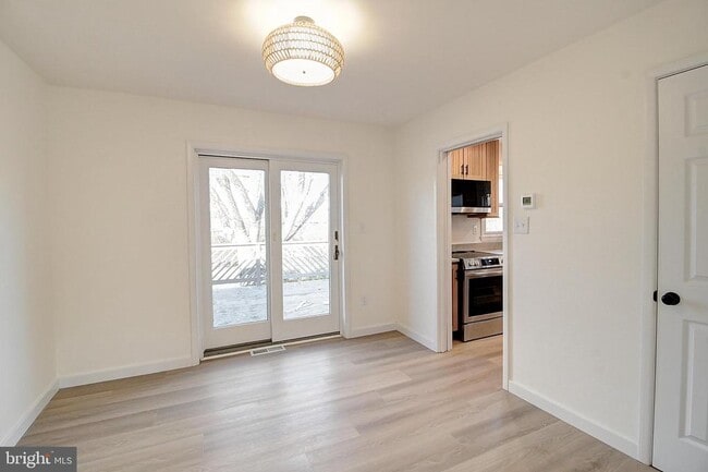 Building Photo - 915 Shawnee Dr