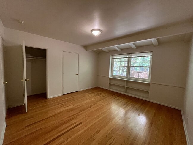 Building Photo - Encino 3+3 w/gated entry, pool + solar panels!