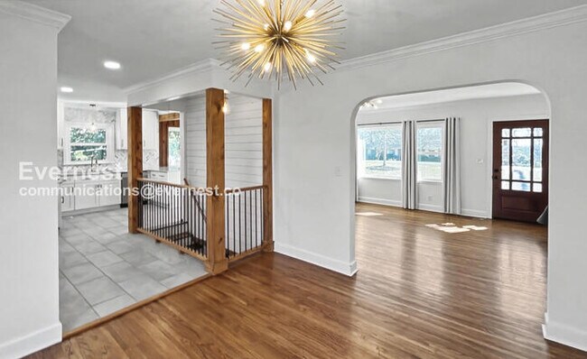 Building Photo - 3 Bed, 2 Bath Home with Fenced Yard / Pet-Friendly / Available Now!