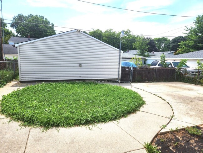 Building Photo - 3 bedroom, single family home - Available ...