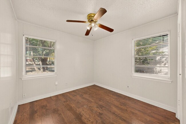 Building Photo - 937 Cleardale Dr