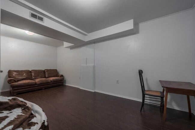 Building Photo - 2822 W Walnut St #16