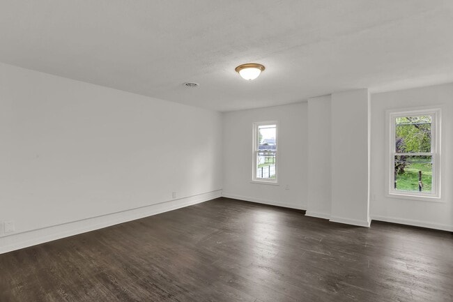 Building Photo - 569 Pleasant St