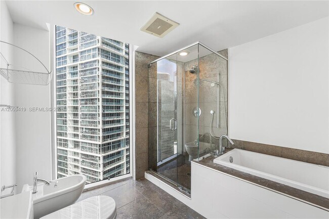 Building Photo - 495 Brickell Ave