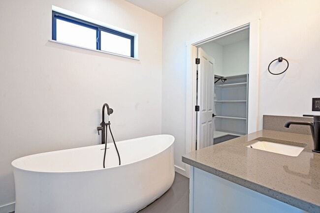 Building Photo - 1495 Oxbow Dr