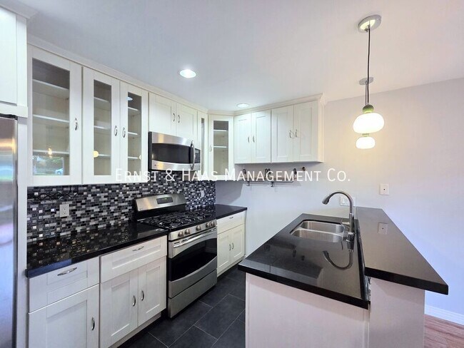 Building Photo - 3701 Country Club Dr