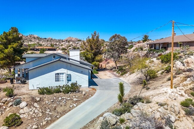 Building Photo - Western Hills Estate home/ 3 bedroom/ 2 ba...