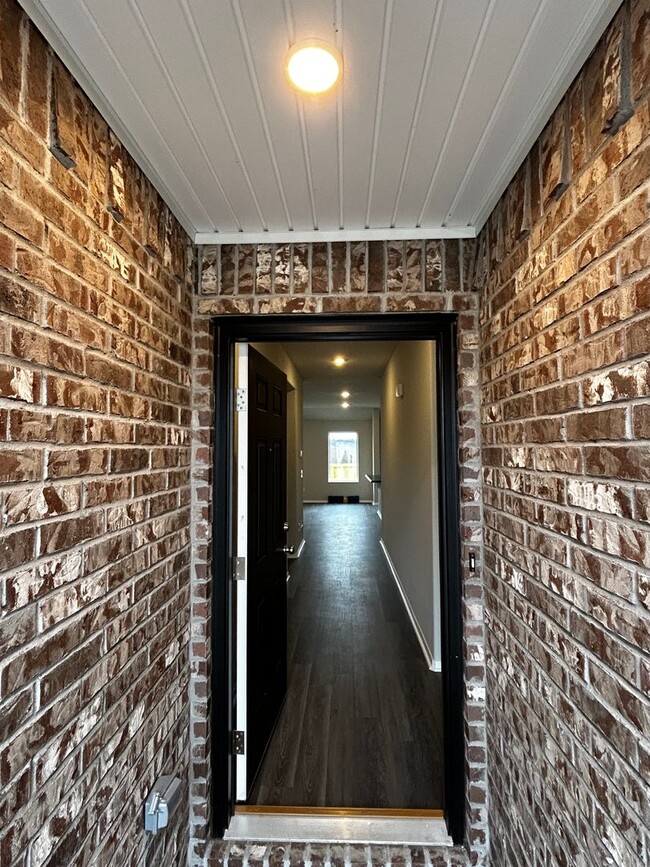 Building Photo - Brand Sparkling New 3 bedroom 2 bathroom h...