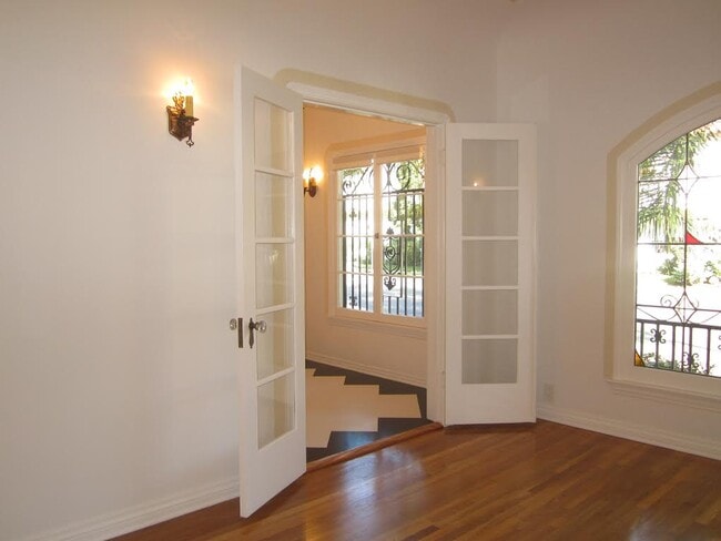 Building Photo - 325 S Cochran Ave