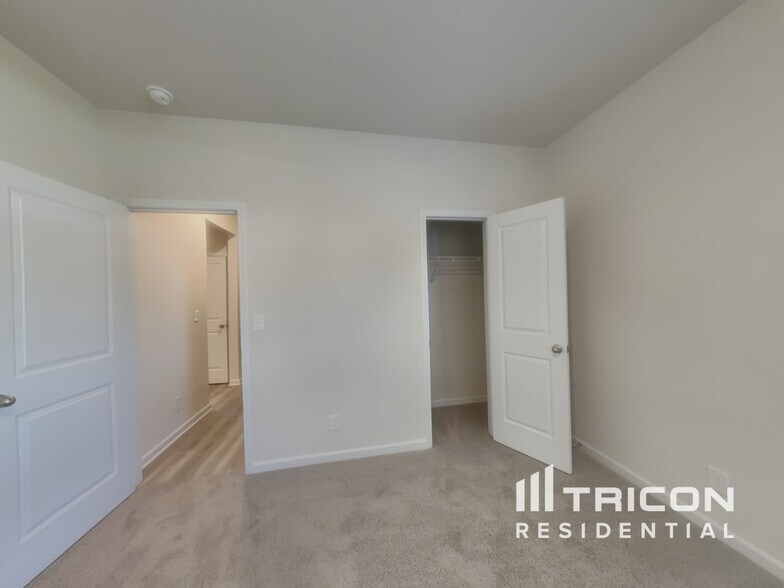 Building Photo - 255 Oliver Dr