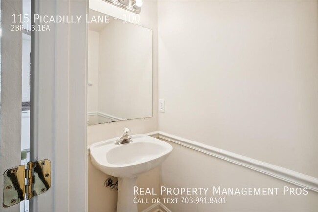 Building Photo - Spacious 3-Story End-Unit Townhome in Prim...
