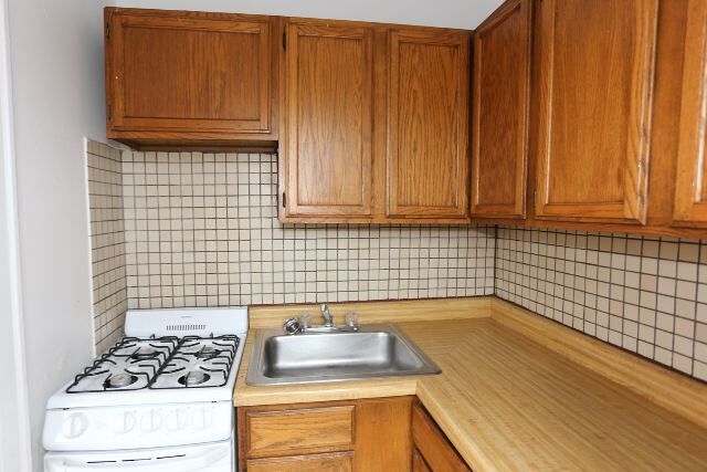 Building Photo - 653 W Belmont Ave