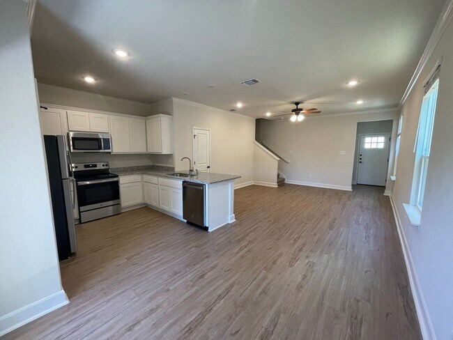 Building Photo - MOVE FAST—GATED TOWNHOME NEAR LACKLAND AFB WITH A PRIVATE YARD!