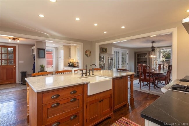 Building Photo - 323 Green Hill Rd