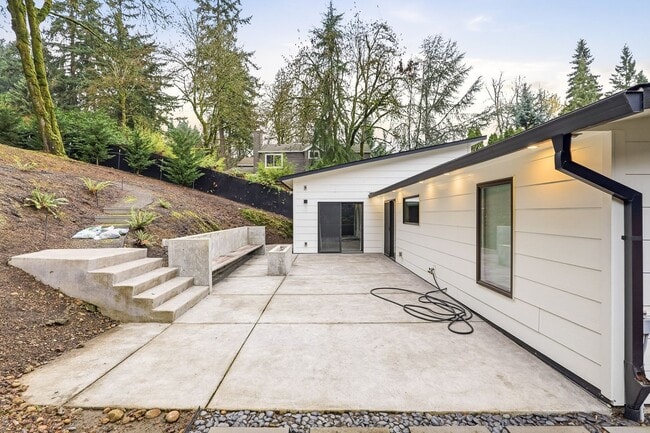 Building Photo - Stunning 4 Bedroom/2 Bathroom West Linn Retreat with Designer Firepit & Gorgeous Views!