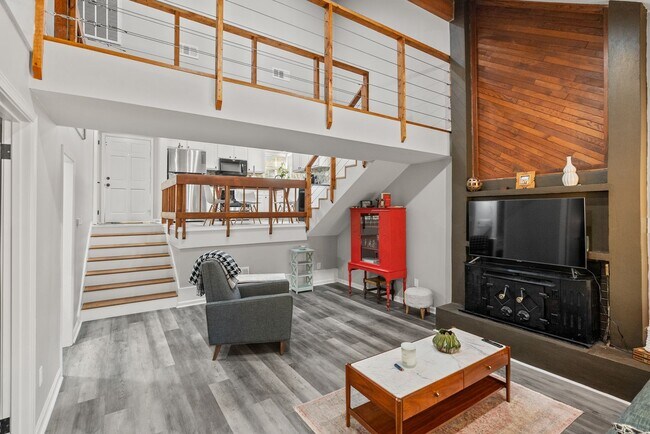 Building Photo - 2 or 3 Bedroom Renovated Mid-Town Charmer