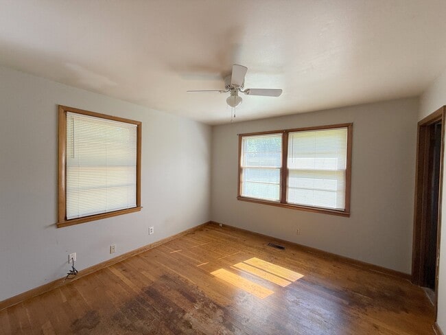 Building Photo - 3811 Lakeview Dr NW