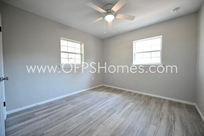 Building Photo - 131 Adkinson Dr