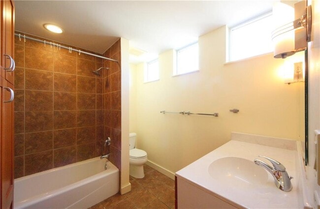 Building Photo - 711 W 26th St