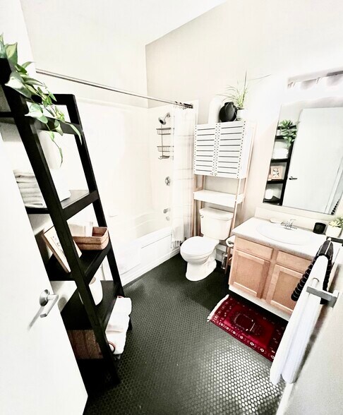 Building Photo - 2422 Tremont Pl