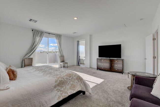 Building Photo - Modern Comfort Meets Stunning Mountain Views