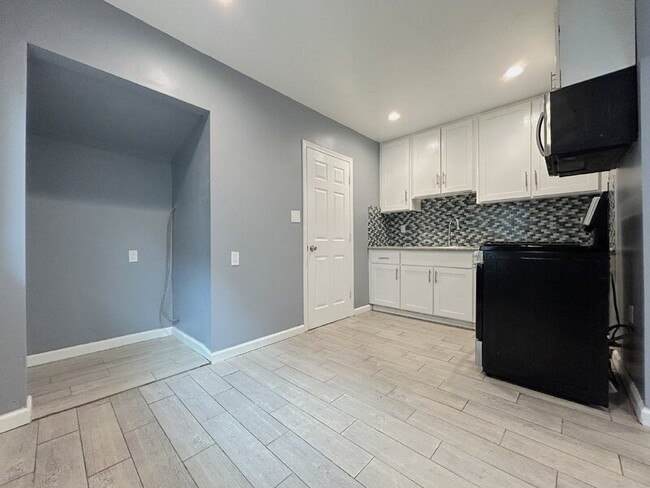Building Photo - 6048 Seville Ave