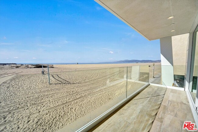 Building Photo - 5113 Ocean Front Walk