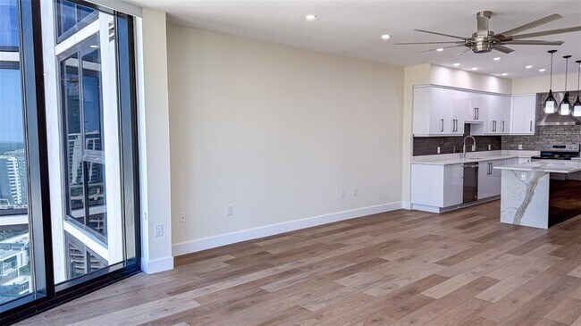 Building Photo - 1 Beach Dr SE