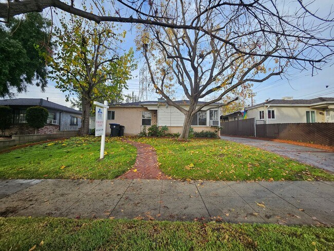 Building Photo - 931 N Screenland Dr