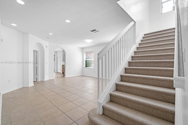 Building Photo - 1095 NE 39th Ave