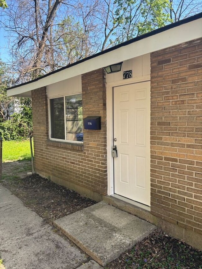 Building Photo - Comfortable Living in a Cozy 2-Bedroom Dup...
