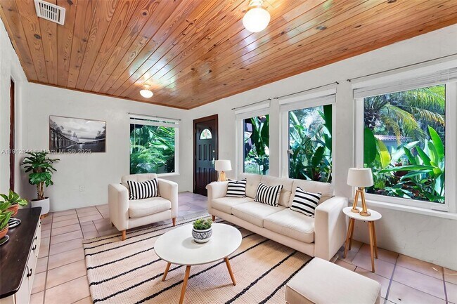 Building Photo - 1514 Capri St