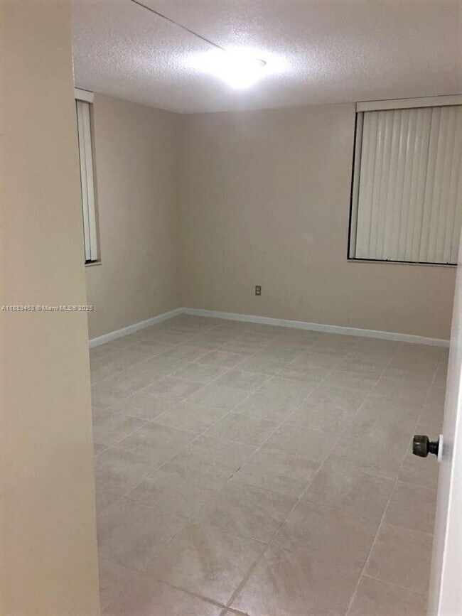 Building Photo - 14201 N Kendall Dr